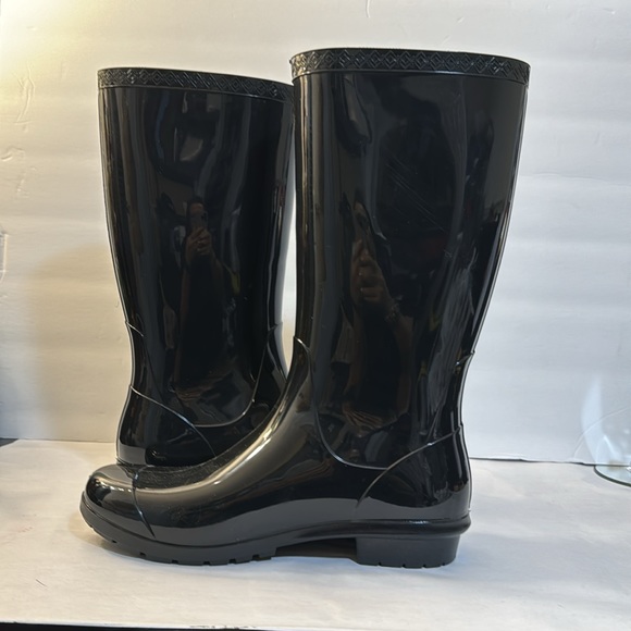 UGG SHAYE RAIN BOOTS IN EXCELLENT CONDITION LIKE NEW - Picture 9 of 9